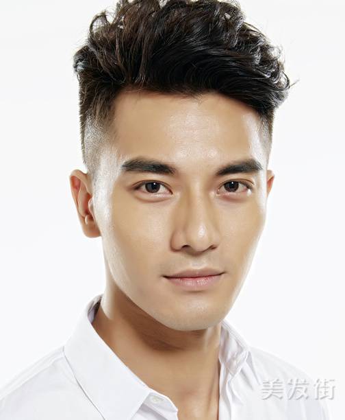 男生成熟發(fā)型自然利落盡顯紳士范兒