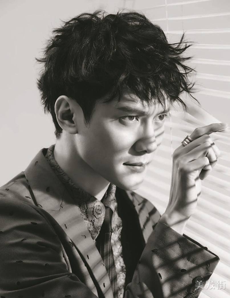 馮紹峰示范男士西裝發(fā)型 果敢?guī)洑鈺r尚感十足