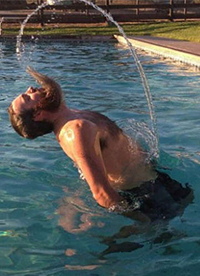 搞笑內(nèi)涵圖片之論男生如何在泳池制造飄逸效果