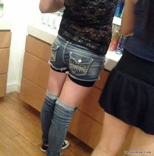 搞笑內(nèi)涵圖片之論男生如何在泳池制造飄逸效果