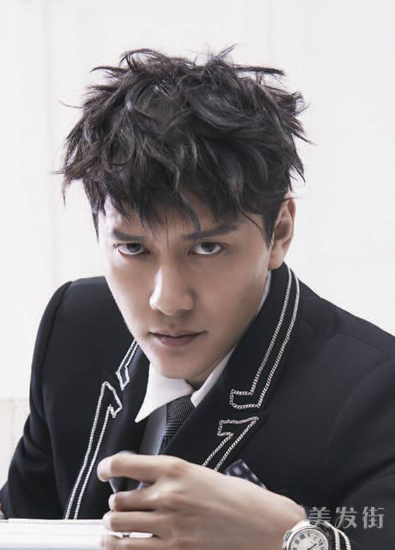 馮紹峰示范男士西裝發(fā)型 果敢?guī)洑鈺r尚感十足