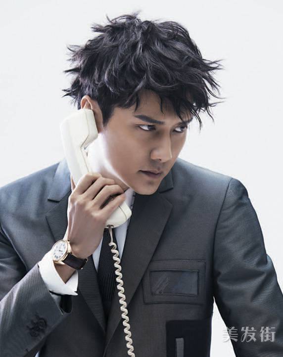 馮紹峰示范男士西裝發(fā)型 果敢?guī)洑鈺r尚感十足
