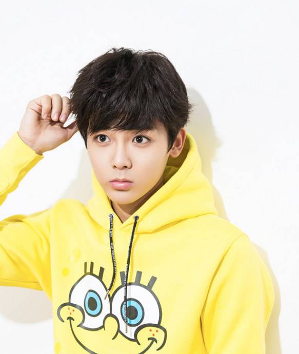 男生劉海發(fā)型分享 侯明昊造型青春洋溢