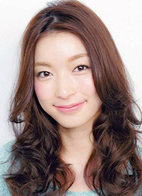 長卷發(fā)發(fā)型甜美范兒 夏日吸睛指數(shù)UPUPUP