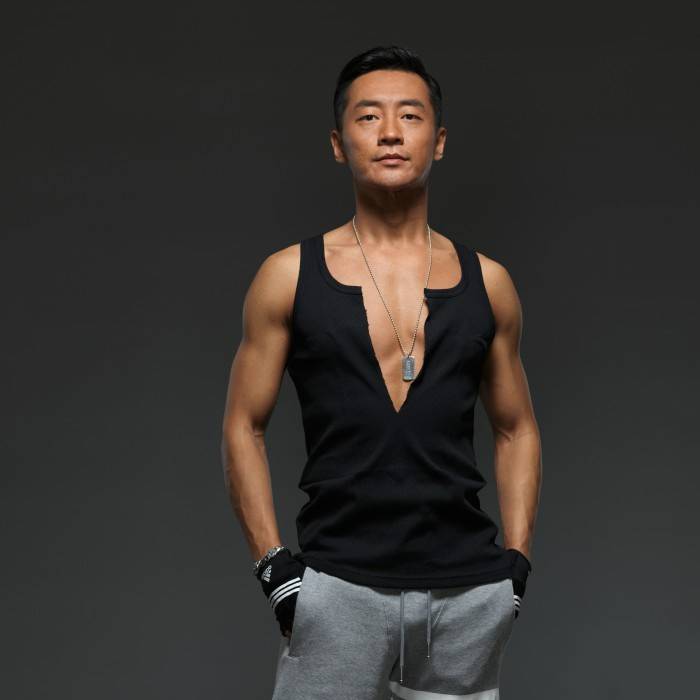 演員霍亞明最新寫真 秀健碩肌肉運(yùn)動力爆表