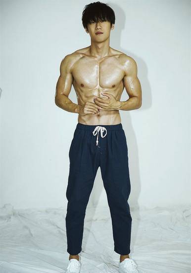 演員朱嘉琦寫真圖片 半裸出鏡大秀腹肌