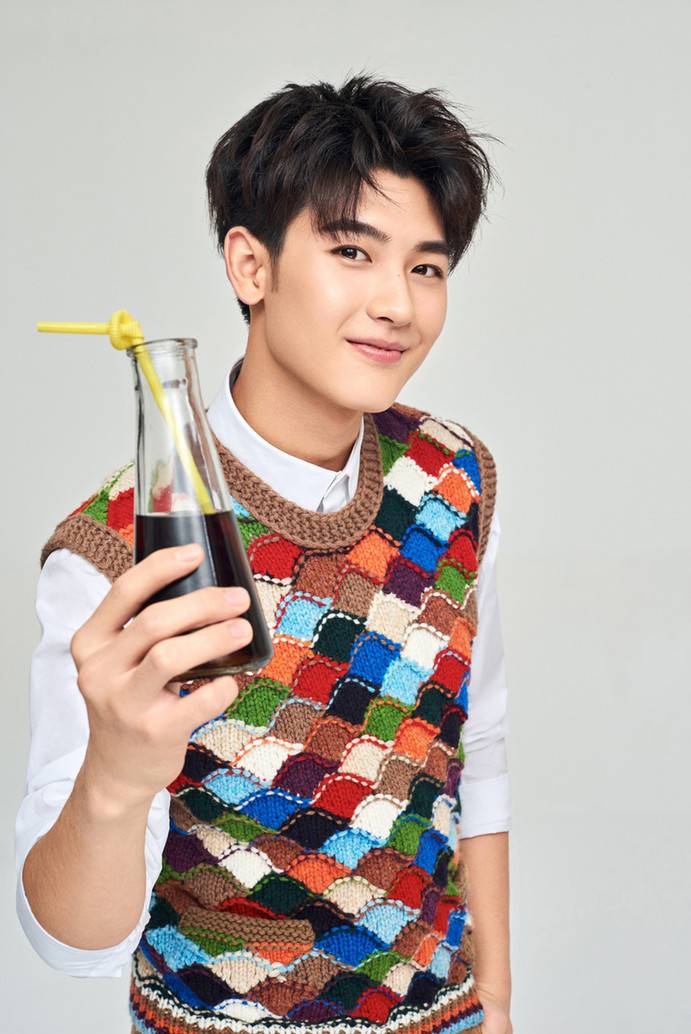 小鮮肉黃俊捷寫(xiě)真大片曝光 運(yùn)動(dòng)休閑青春無(wú)敵