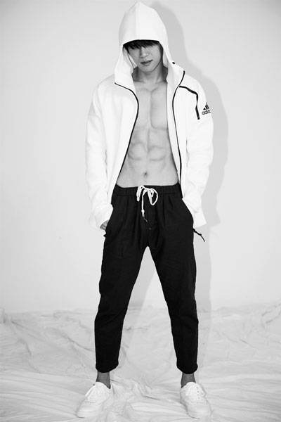 演員朱嘉琦寫真圖片 半裸出鏡大秀腹肌