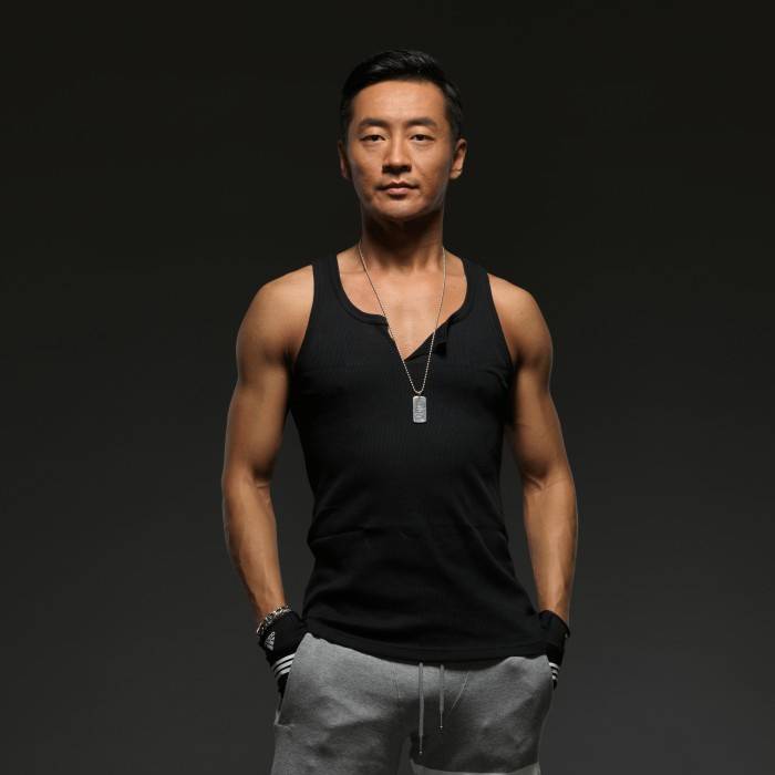 演員霍亞明最新寫真 秀健碩肌肉運(yùn)動力爆表