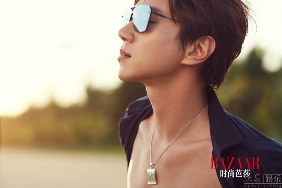 黃致列時(shí)尚大片寫真照 肌肉猛男展現(xiàn)野性魅力