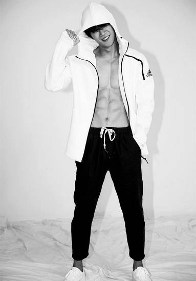 演員朱嘉琦寫(xiě)真圖片 半裸出鏡大秀腹肌