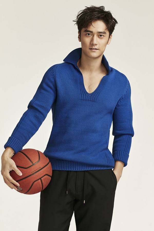 蔣勁夫籃球運動時尚寫真 胸口半露盡顯型男本色