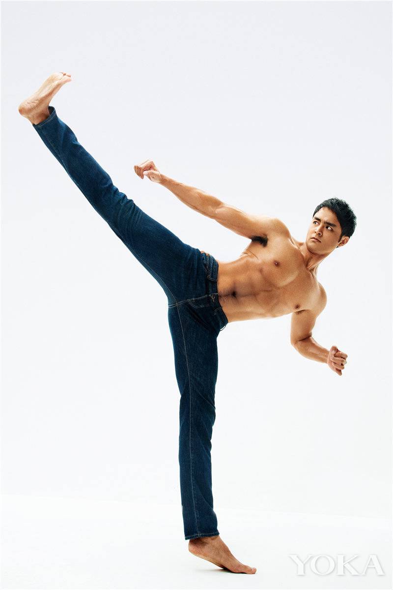 《時(shí)尚健康》明道半裸肌肉寫真 展完美身材秀大長(zhǎng)腿