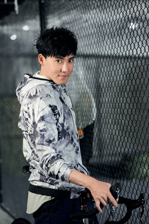 張睿運(yùn)動(dòng)寫真大片 簡(jiǎn)約休閑變身活力美少年