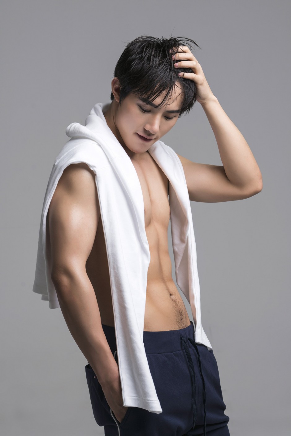 演員黃圣池曝肌肉照 化身泳壇帥氣男神