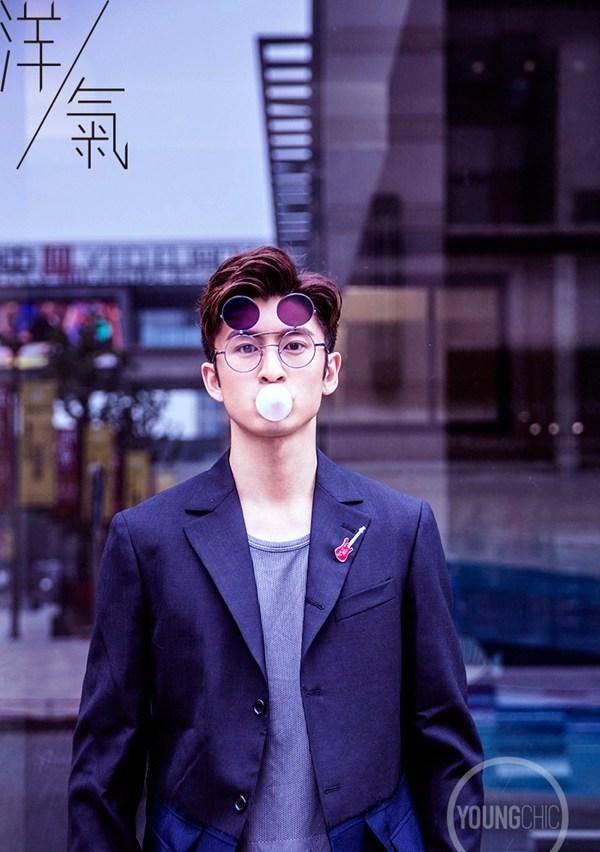 &ldquo;人氣小鮮肉&rdquo;張?jiān)讫垥r(shí)尚街拍帥照曝光