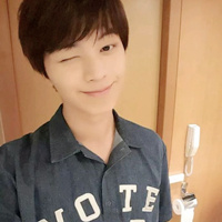 帥氣拋媚眼短發(fā)型男頭像圖片