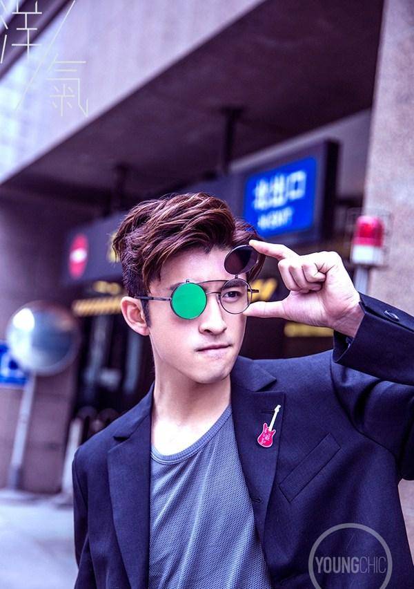 &ldquo;人氣小鮮肉&rdquo;張?jiān)讫垥r尚街拍帥照曝光