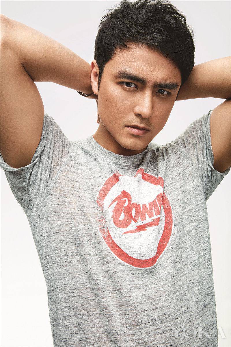 《時(shí)尚健康》明道半裸肌肉寫真 展完美身材秀大長腿