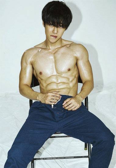 演員朱嘉琦寫(xiě)真圖片 半裸出鏡大秀腹肌