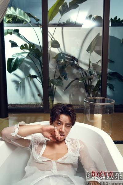 黃致列時尚大片寫真照 肌肉猛男展現(xiàn)野性魅力