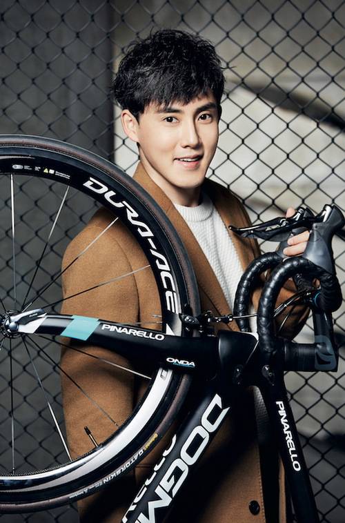 張睿運(yùn)動(dòng)寫真大片 簡約休閑變身活力美少年