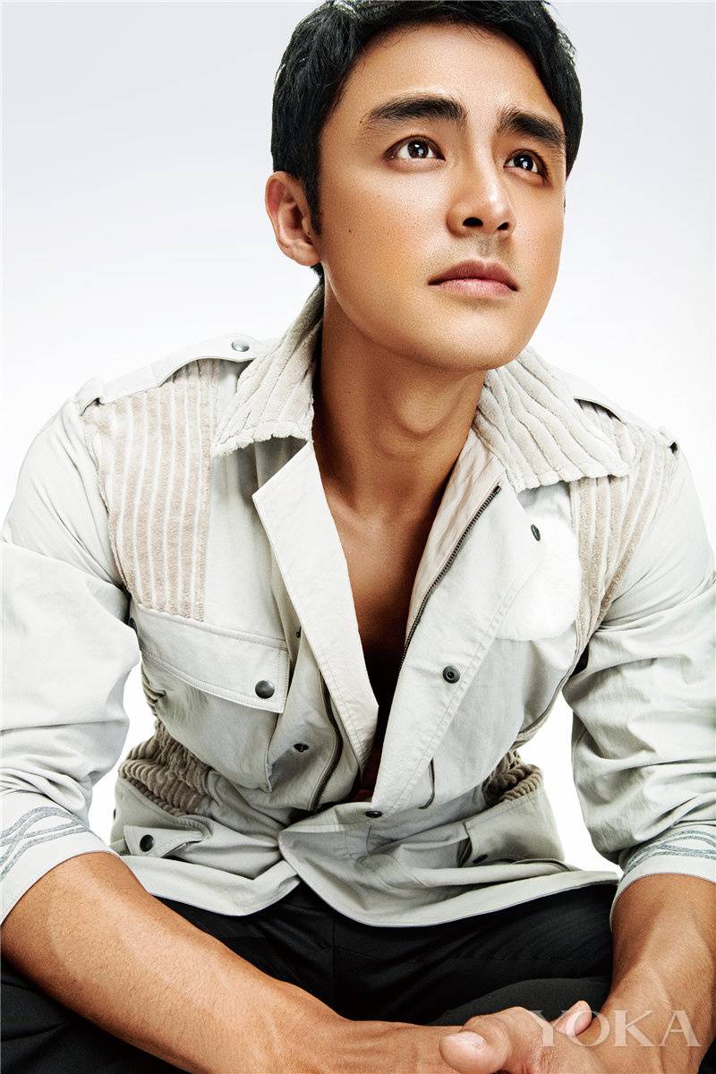 《時尚健康》明道半裸肌肉寫真 展完美身材秀大長腿