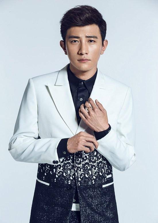 主持人大左運(yùn)動(dòng)系寫真 百變風(fēng)格詮釋雙面性格