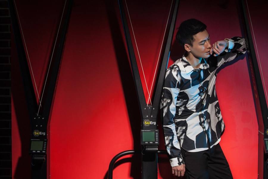 馮銘潮運(yùn)動(dòng)系寫真圖片 彰顯野性憂郁氣質(zhì)