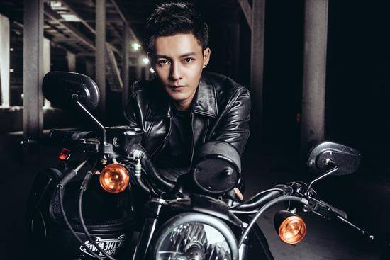 馮銘潮運動系寫真圖片 彰顯野性憂郁氣質(zhì)