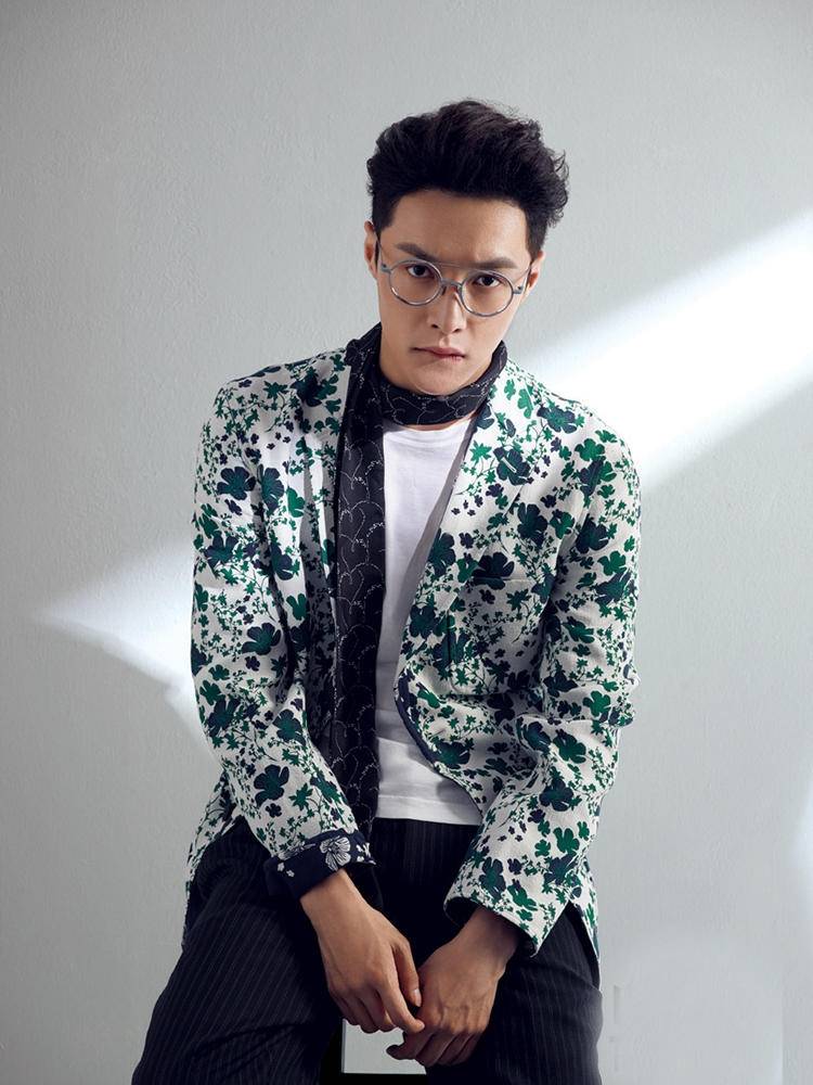 張藝興肌肉性感寫真照 大秀人魚(yú)線