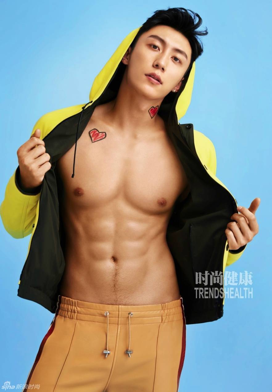 黃景瑜肌肉寫真曝光 衣襟大開腹肌盡現(xiàn)
