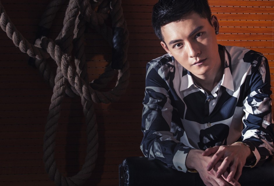 馮銘潮運(yùn)動(dòng)系寫真圖片 彰顯野性憂郁氣質(zhì)