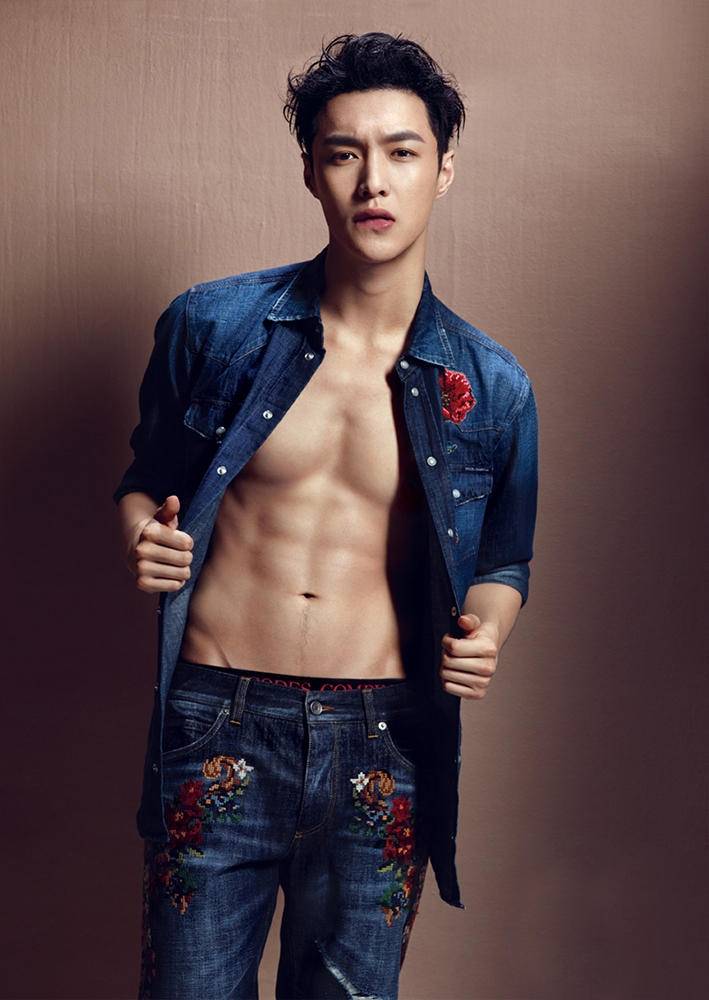 張藝興肌肉性感寫(xiě)真照 大秀人魚(yú)線