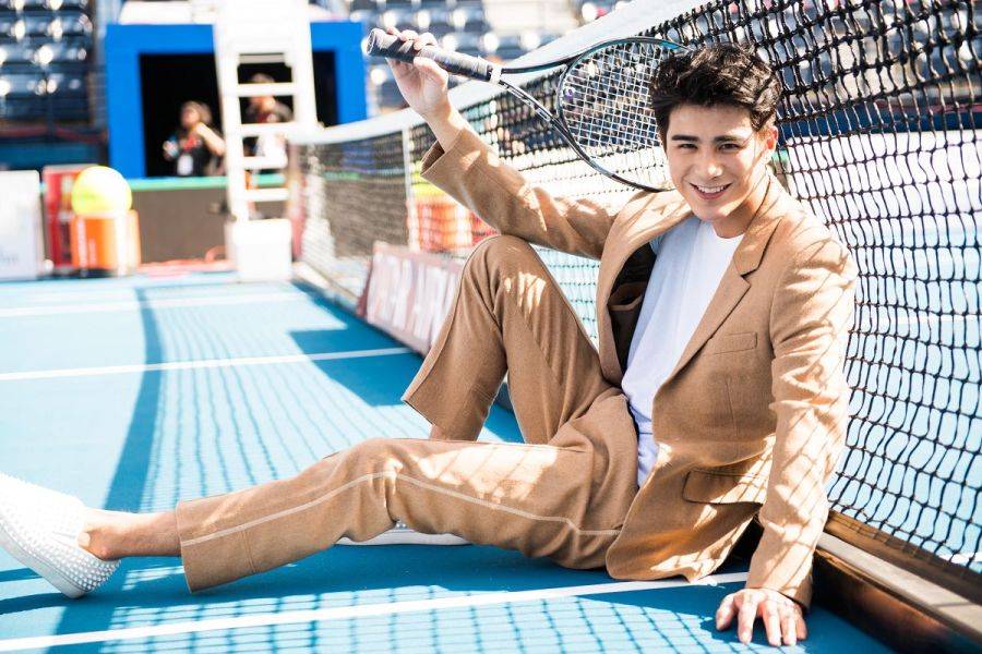 &ldquo;小鮮肉&rdquo;明星姜潮網(wǎng)球?qū)懻鎴D片 變身運動型男