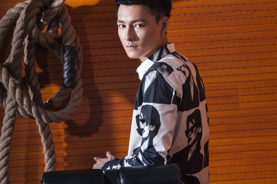 馮銘潮運動系寫真圖片 彰顯野性憂郁氣質(zhì)