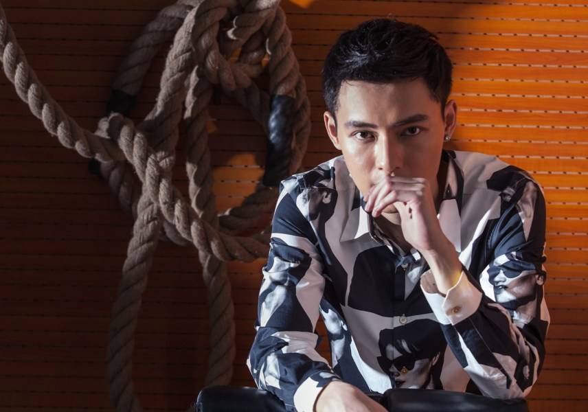 馮銘潮運(yùn)動(dòng)系寫真圖片 彰顯野性憂郁氣質(zhì)