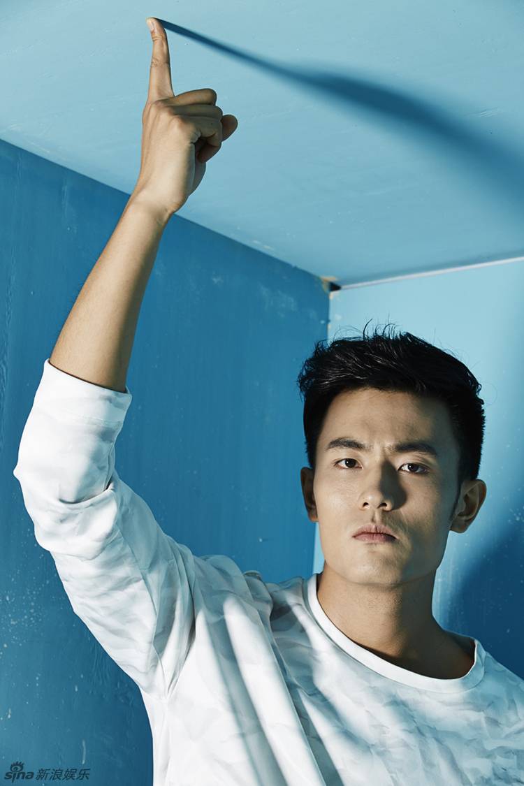 演員吳旭東時尚寫真曝光 休閑風盡顯運動型男本色