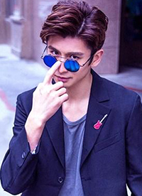 “人氣小鮮肉”張云龍時尚街拍帥照曝光”