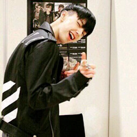 帥氣拋媚眼短發(fā)型男頭像圖片