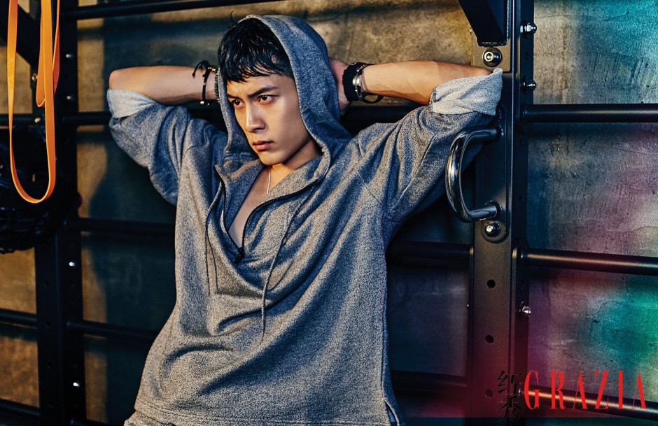 演員韓東君時(shí)尚寫真 運(yùn)動(dòng)濕身肌肉半露引尖叫