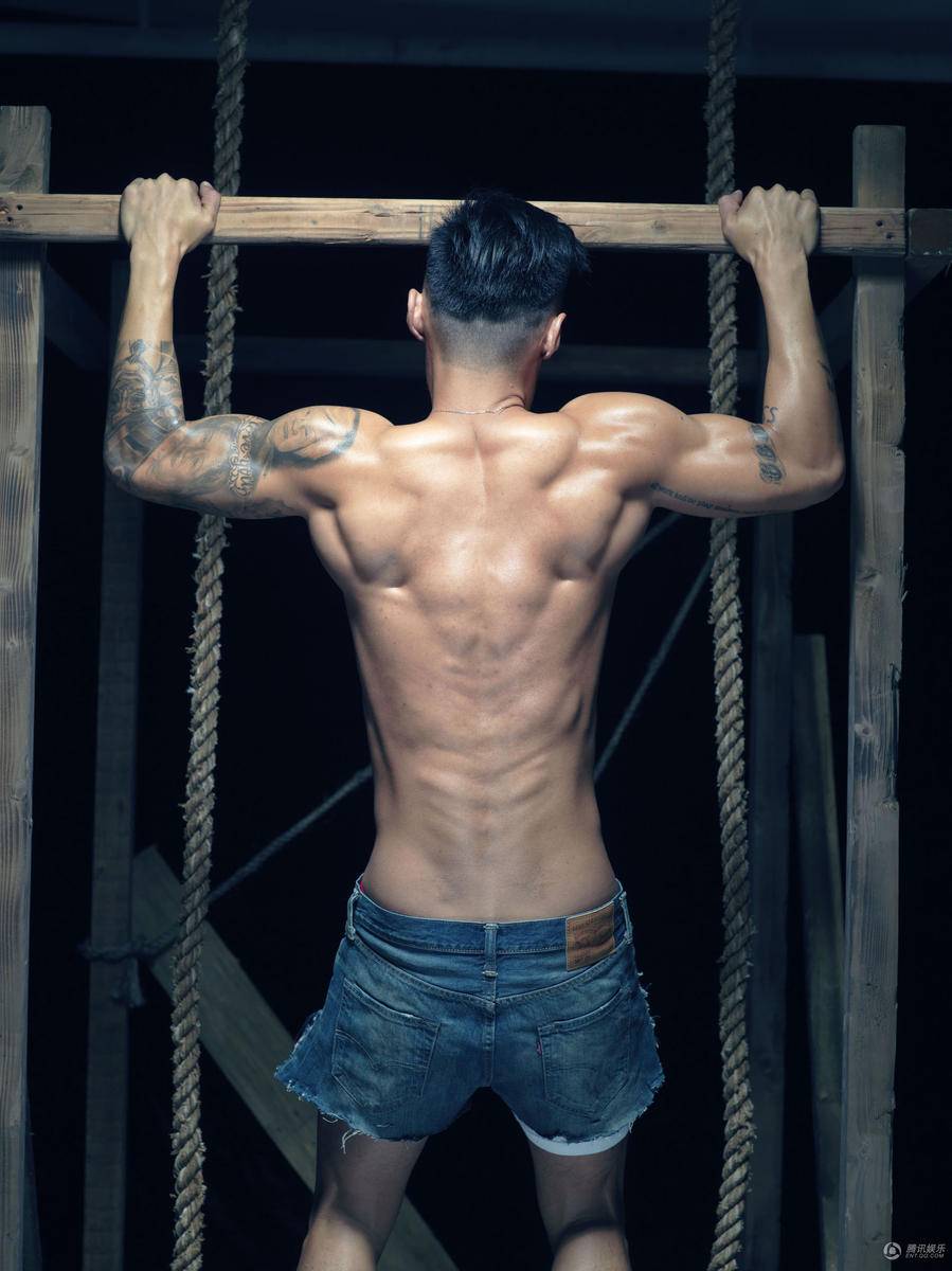 余文樂肌肉線條好man 脫了衣服大玩誘惑