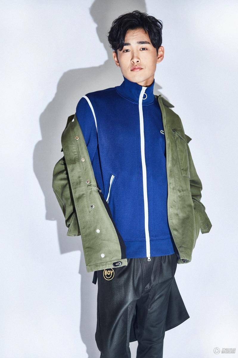 演員王彥霖運動寫真曝光 休閑簡約盡顯帥氣動感