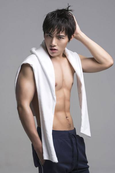 演員黃圣池曝肌肉照 化身泳壇帥氣男神