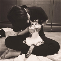 QQ個性陽光型男頭像 愛動物的暖男