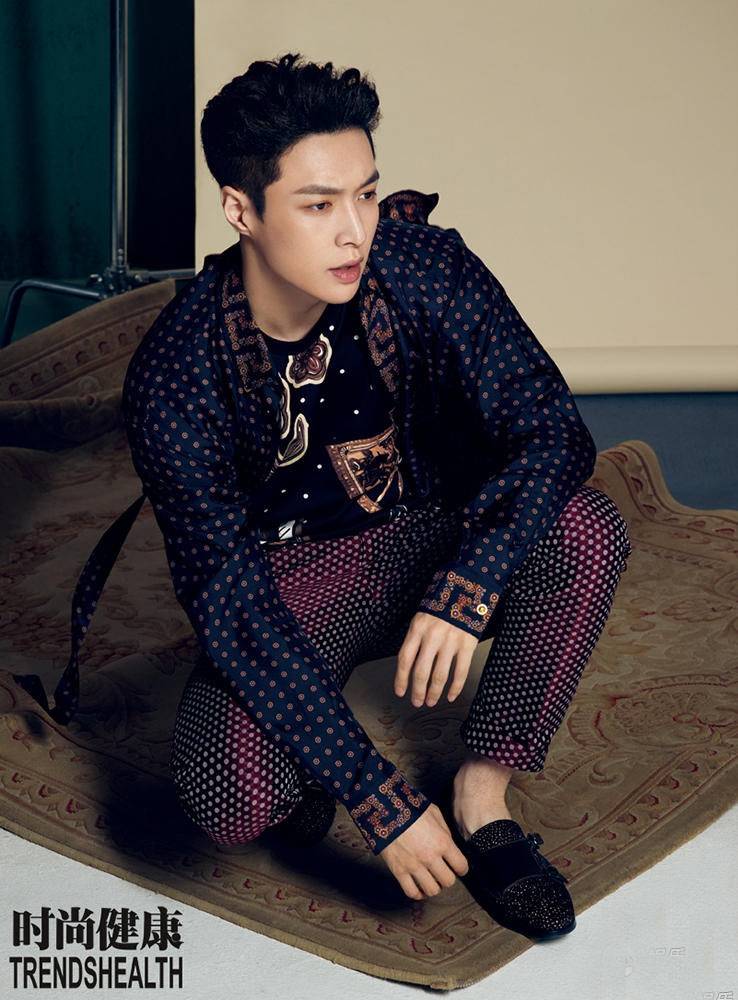 張藝興肌肉性感寫真照 大秀人魚線