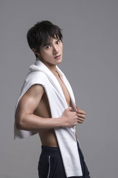 演員黃圣池曝肌肉照 化身泳壇帥氣男神