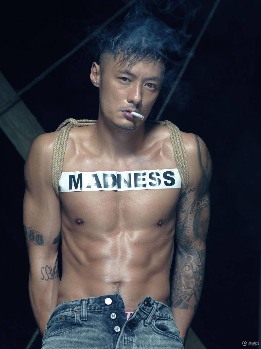 余文樂肌肉線條好man 脫了衣服大玩誘惑