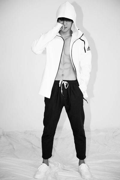 演員朱嘉琦寫真圖片 半裸出鏡大秀腹肌