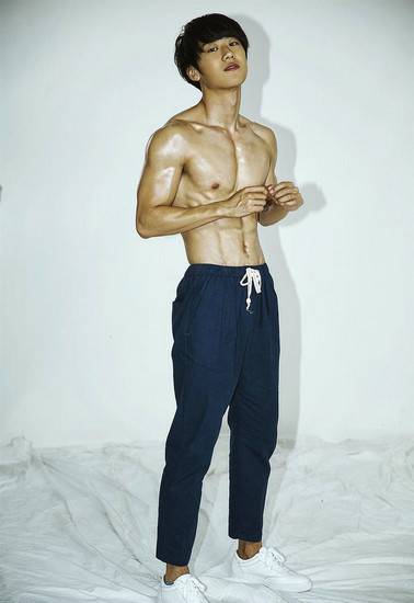 演員朱嘉琦寫真圖片 半裸出鏡大秀腹肌